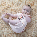 Hier vindt je het leuke korte broekje met kant uit de collectie Jungle van Frogs en Dogs. Deze korte broek in de kleur roze. Op de voorkant zit aan beide zijdes een randje met kant in de kleur ecru. Het korte broekje heeft aan de bovenkant een gerimpelde elastieken band met een ecru kleurig koordje.