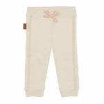 Dit schattige off white kleurige broekje Flair Pants komt uit de Jungle collectie van Frogs and Dogs. Het off white broekje heeft een elastische broeksband met een roze koordje. Het broekje is effen van kleur en heeft aan de voorzijde op beide broekpijpjes een randje met kant zitten.