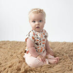 Dit schattige off white kleurige broekje Flair Pants komt uit de Jungle collectie van Frogs and Dogs. Het off white broekje heeft een elastische broeksband met een roze koordje. Het broekje is effen van kleur en heeft aan de voorzijde op beide broekpijpjes een randje met kant zitten.