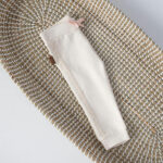 Dit schattige off white kleurige broekje Flair Pants komt uit de Jungle collectie van Frogs and Dogs. Het off white broekje heeft een elastische broeksband met een roze koordje. Het broekje is effen van kleur en heeft aan de voorzijde op beide broekpijpjes een randje met kant zitten.