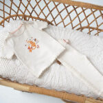 Dit schattige off white kleurige broekje Flair Pants komt uit de Jungle collectie van Frogs and Dogs. Het off white broekje heeft een elastische broeksband met een roze koordje. Het broekje is effen van kleur en heeft aan de voorzijde op beide broekpijpjes een randje met kant zitten.