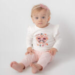 Roze babybroekje met strikje op de elastieken band, hartvormig logootje en gezoomde pijpjes uit de Flower Power-collectie.