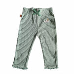 Deze mooie groene legging komt uit de Spring Summer Crush collectie van Frogs and Dogs. De legging is gemaakt van zachte rib stof. Aan de linker voorzijde zitten geborduurde besjes in de kleur roze. De legging heeft een elastische band met een klein sierstrikje aan de voorzijde.