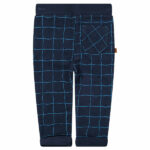 Dit joggingsbroekje Checks komt uit de Polar Adventure collectie van Frogs and Dogs. Het joggingsbroekje heeft een ruitmotief in de kleur lichtblauw en een elastisch band met koord en 2 sierknoopjes. Aan de voorzijde zitten 2 steekzakjes. Op een van de zakje zit het logo genaaid. De pijpjes hebben een omslag.