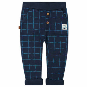 Dit joggingsbroekje Checks komt uit de Polar Adventure collectie van Frogs and Dogs. Het joggingsbroekje heeft een ruitmotief in de kleur lichtblauw en een elastisch band met koord en 2 sierknoopjes. Aan de voorzijde zitten 2 steekzakjes. Op een van de zakje zit het logo genaaid. De pijpjes hebben een omslag.