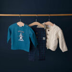 Dit joggingsbroekje Checks komt uit de Polar Adventure collectie van Frogs and Dogs. Het joggingsbroekje heeft een ruitmotief in de kleur lichtblauw en een elastisch band met koord en 2 sierknoopjes. Aan de voorzijde zitten 2 steekzakjes. Op een van de zakje zit het logo genaaid. De pijpjes hebben een omslag.