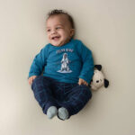 Dit joggingsbroekje Checks komt uit de Polar Adventure collectie van Frogs and Dogs. Het joggingsbroekje heeft een ruitmotief in de kleur lichtblauw en een elastisch band met koord en 2 sierknoopjes. Aan de voorzijde zitten 2 steekzakjes. Op een van de zakje zit het logo genaaid. De pijpjes hebben een omslag.