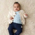 Dit stoer shirtje Checks met lange mouw in de kleur blauw met een geblokt motief komt uit de collectie Polar Adventure van Frogs and Dogs. De blokken zijn in geprint in de kleur donkerblauw. Op de linker voorzijde zit een borstzakje.