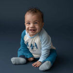 Dit stoere shirtje Pinguïn met lange mouw in de kleur crème & blauw  komt uit de collectie Polar Adventure van Frogs and Dogs. Het shirtje heeft raglan mouwen. Beide mouwen hebben een andere kleur. Op de voorzijde is een print van 3 pinguïns en de tekst Cool Friends.