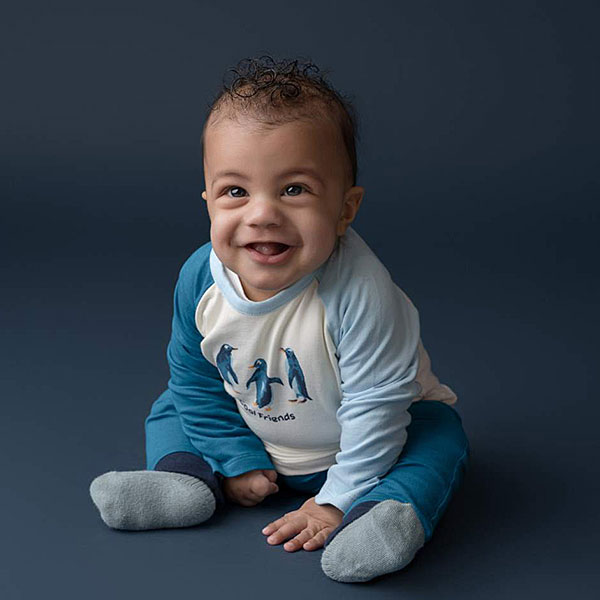 Dit stoere shirtje Pinguïn met lange mouw in de kleur crème & blauw komt uit de collectie Polar Adventure van Frogs and Dogs. Het shirtje heeft raglan mouwen. Beide mouwen hebben een andere kleur. Op de voorzijde is een print van 3 pinguïns en de tekst Cool Friends.