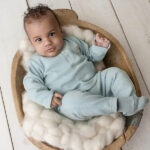 Dit stoer shirtje Waffle met lange mouw in de kleur blauw  komt uit de collectie Polar Adventure van Frogs and Dogs. Het shirtje is effen van kleur en is gemaakt van zachte wafelstof. Aan de voorzijde zit een sluiting met 2 drukkers.