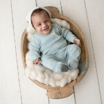 Dit stoer shirtje Waffle met lange mouw in de kleur blauw  komt uit de collectie Polar Adventure van Frogs and Dogs. Het shirtje is effen van kleur en is gemaakt van zachte wafelstof. Aan de voorzijde zit een sluiting met 2 drukkers.