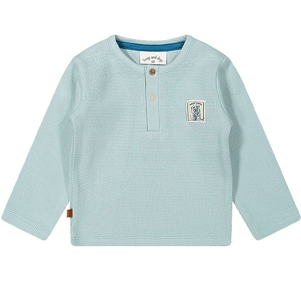 Dit stoer shirtje Waffle met lange mouw in de kleur blauw komt uit de collectie Polar Adventure van Frogs and Dogs. Het shirtje is effen van kleur en is gemaakt van zachte wafelstof. Aan de voorzijde zit een sluiting met 2 drukkers.