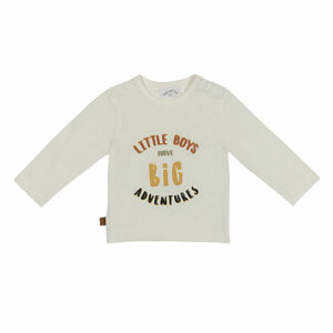 Dit stoere shirt met lange mouw in de kleur crème komt uit de collectie Dino Park van Frogs and Dogs. Op de voorkant van het shirt staat in verschillende kleuren de tekst 'Little Boys have Big Adventures'. RAAAWRRR, ga jij mee op zoek naar de Dino's?