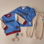 Dit stoere shirt met lange mouw in de kleur blauw komt uit de collectie Handsome Academy van Frogs and Dogs. Het shirtje heeft een overall print in de kleur donkerblauw. Op de voorkant staat de tekst College.