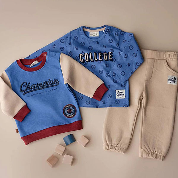 Dit stoere shirt met lange mouw in de kleur blauw komt uit de collectie Handsome Academy van Frogs and Dogs. Het shirtje heeft een overall print in de kleur donkerblauw. Op de voorkant staat de tekst College.