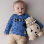 Dit stoere shirt met lange mouw in de kleur blauw komt uit de collectie Handsome Academy van Frogs and Dogs. Het shirtje heeft een overall print in de kleur donkerblauw. Op de voorkant staat de tekst College.