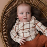 Dit stoer shirtje Checks met lange mouw in de kleur crème met een geblokt motief komt uit de collectie Friends of the Woods van Frogs and Dogs. De blokken zijn in verschillende tinten bruin geprint.