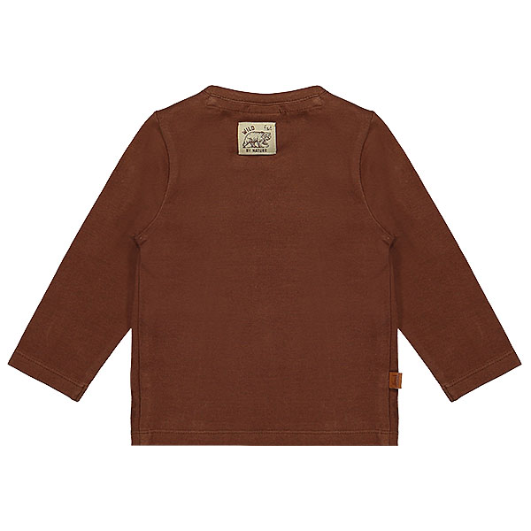 Dit stoer shirtje met lange mouw in de kleur bruin de tekst Young & Wild komt uit de collectie Friends of the Woods van Frogs and Dogs. Het bruine shirt heeft op de voorzijde de tekst Young & Wild staan in een puffprint. Op de linkerschouder zitten 2 knoopjes.