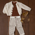 Dit stoer shirtje met lange mouw in de kleur bruin de tekst Young & Wild komt uit de collectie Friends of the Woods van Frogs and Dogs. Het bruine shirt heeft op de voorzijde de tekst Young & Wild staan in een puffprint. Op de linkerschouder zitten 2 knoopjes.