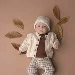 Dit stoer shirtje met lange mouw in de kleur bruin de tekst Young & Wild komt uit de collectie Friends of the Woods van Frogs and Dogs. Het bruine shirt heeft op de voorzijde de tekst Young & Wild staan in een puffprint. Op de linkerschouder zitten 2 knoopjes.