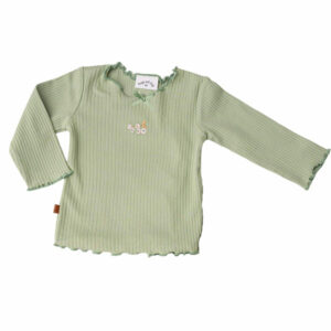 Dit leuke groene shirtje met lange mouw komt uit de Spring Summer Crush collectie van Frogs and Dogs. Op de voorkant van het shirtje zijn schattige besjes geborduurd in een roze kleur. Het shirtje is gemaakt van rib stof. De hals, mouwen en onderkant is afgezet met een geborduurde rand. Hierdoor krijg je een speelse geschulpte rand.