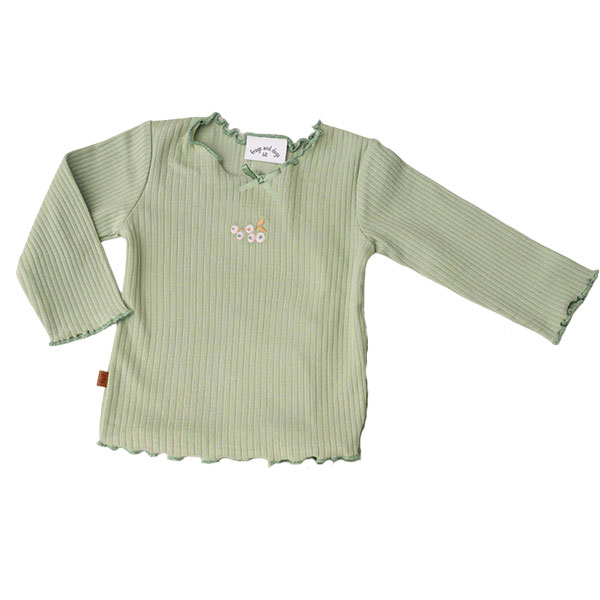 Dit leuke groene shirtje met lange mouw komt uit de Spring Summer Crush collectie van Frogs and Dogs. Op de voorkant van het shirtje zijn schattige besjes geborduurd in een roze kleur. Het shirtje is gemaakt van rib stof. De hals, mouwen en onderkant is afgezet met een geborduurde rand. Hierdoor krijg je een speelse geschulpte rand.
