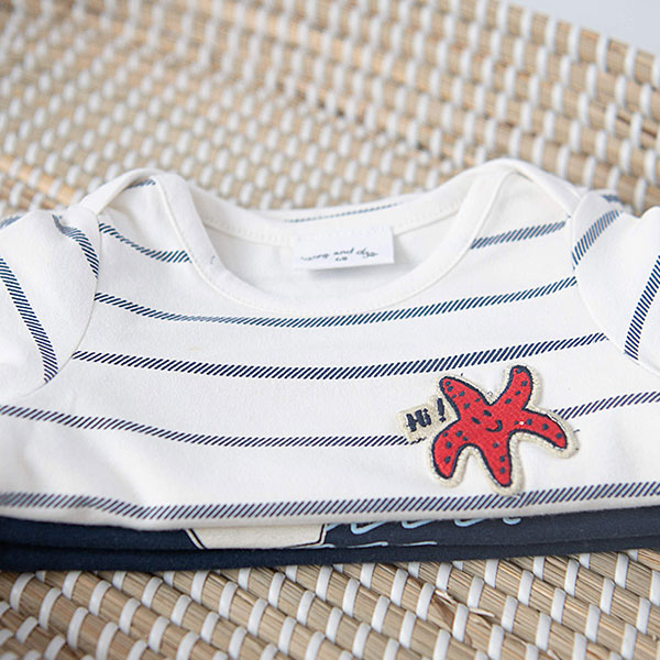Dit stoere shirt met lange mouw iin de kleur gebroken wit heeft blauwe strepen komt uit de collectie Pirate van Frogs and Dogs. Het shirtje heeft op borsthoogte een leuke zeester in de kleur rood.