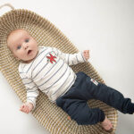 Dit stoere shirt met lange mouw iin de kleur gebroken wit heeft blauwe strepen komt uit de collectie Pirate van Frogs and Dogs. Het shirtje heeft op borsthoogte een leuke zeester in de kleur rood.