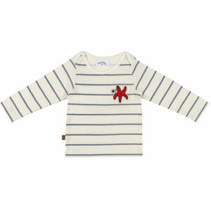 Dit stoere shirt met lange mouw iin de kleur gebroken wit heeft blauwe strepen komt uit de collectie Pirate van Frogs and Dogs. Het shirtje heeft op borsthoogte een leuke zeester in de kleur rood.