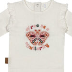 Wit shirtje met lange mouwen, geborduurde vlinder en tekst “Free as a Butterfly”. Met rucherand en drukknoopsluiting achteraan.