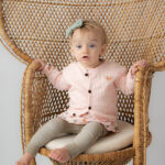 Dit leuke roze shirtje met lange mouwen komt uit de Flower Power collectie van Frogs and Dogs. Het shirtje heeft een leuke bedrukking van bloemen. Aan de onderkant van het shirtje zit een rucherand. Op de achterkant van het shirtje zit een drukkersluiting. De mouwtjes hebben een gezoomde rand.