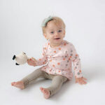 Dit leuke roze shirtje met lange mouwen komt uit de Flower Power collectie van Frogs and Dogs. Het shirtje heeft een leuke bedrukking van bloemen. Aan de onderkant van het shirtje zit een rucherand. Op de achterkant van het shirtje zit een drukkersluiting. De mouwtjes hebben een gezoomde rand.