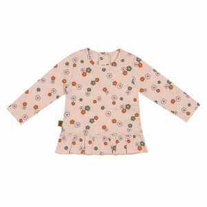 Dit leuke roze shirtje met lange mouwen komt uit de Flower Power collectie van Frogs and Dogs. Het shirtje heeft een leuke bedrukking van bloemen. Aan de onderkant van het shirtje zit een rucherand. Op de achterkant van het shirtje zit een drukkersluiting. De mouwtjes hebben een gezoomde rand.
