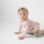 Dit leuke roze shirtje met lange mouwen komt uit de Flower Power collectie van Frogs and Dogs. Het shirtje heeft een leuke bedrukking van bloemen. Aan de onderkant van het shirtje zit een rucherand. Op de achterkant van het shirtje zit een drukkersluiting. De mouwtjes hebben een gezoomde rand.