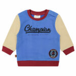 Dit stoere sweater in de kleur blauw, rood & beige komt uit de collectie Handsome Academy van Frogs and Dogs. De sweater heeft op de voorkant groot in het blauw de tekst staan 'Champion'. De letters zijn geborduurd op de sweater en links onderin is het logo van de collectie.
