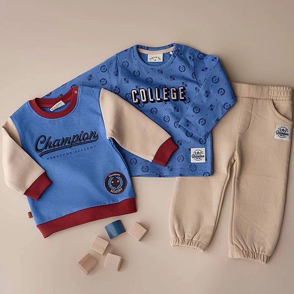 Dit stoere sweater in de kleur blauw, rood & beige komt uit de collectie Handsome Academy van Frogs and Dogs. De sweater heeft op de voorkant groot in het blauw de tekst staan 'Champion'. De letters zijn geborduurd op de sweater en links onderin is het logo van de collectie.