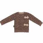 Deze leuke taupekleurige sweater Leopard komt uit de leuke collectie Jungle van Frogs and Dogs. De sweater heeft een luipaardenprint. Op de voorzijde zit er een naad die bij de boord aan de onderkant open is.  Op deze naad zitten 2 strikjes vastgemaakt in de kleur zachtroze. 