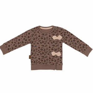 Deze leuke taupekleurige sweater Leopard komt uit de leuke collectie Jungle van Frogs and Dogs. De sweater heeft een luipaardenprint. Op de voorzijde zit er een naad die bij de boord aan de onderkant open is.  Op deze naad zitten 2 strikjes vastgemaakt in de kleur zachtroze. 
