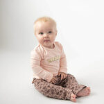 Deze schattige roze sweater Sunshine komt uit de  collectie Jungle van Frogs and Dogs. De sweater is effen van kleur met op de voorzijde in het 'goud' de tekst Sunshine. De hals en de boord aan de onderkant zijn afgewerkt met een gebroken witte kant randje.