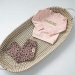 Deze schattige roze sweater Sunshine komt uit de  collectie Jungle van Frogs and Dogs. De sweater is effen van kleur met op de voorzijde in het 'goud' de tekst Sunshine. De hals en de boord aan de onderkant zijn afgewerkt met een gebroken witte kant randje.