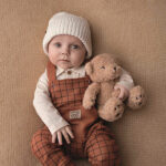 Hier het leuke geblokte tuinbroekje Checks uit de collectie Friends in the Woods van Frogs and Dogs. Het tuinbroekje heeft een leuke print van blokken in het donkerbruin. Aan de voorkant een zak en de bandjes maak je vast met een knoopje.