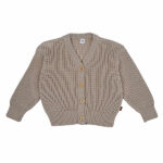 Dit stoere gebreide vestje in de kleur camel/beige komt uit de All Collections items. Het vestje heeft een leuke ribmotief en blanke houten knoopjes. Deze collectie is een collectie die niet seizoensgebonden is.