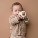 Dit stoere gebreide vestje in de kleur camel/beige komt uit de All Collections items. Het vestje heeft een leuke ribmotief en blanke houten knoopjes. Deze collectie is een collectie die niet seizoensgebonden is.