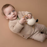 Dit stoere gebreide vestje in de kleur camel/beige komt uit de All Collections items. Het vestje heeft een leuke ribmotief en blanke houten knoopjes. Deze collectie is een collectie die niet seizoensgebonden is.