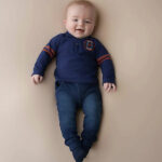 Dit mooie blauwe poloshirtje met lange mouw komt uit de collectie Handsome Academy van Frogs and Dogs. Met dit poloshirtje geef jij je kindje een chique uitstraling. Het poloshirtje heeft op de mouwen 2 orde strepen en op borsthoogte het logo genaaid van de Handsome Academy.