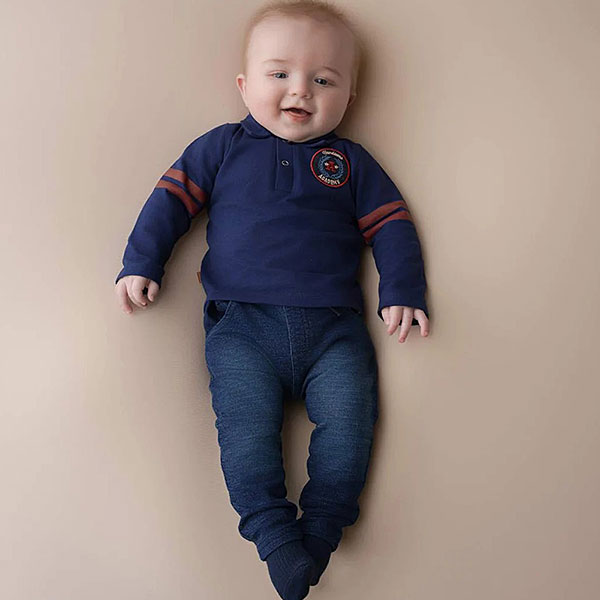 Dit mooie blauwe poloshirtje met lange mouw komt uit de collectie Handsome Academy van Frogs and Dogs. Met dit poloshirtje geef jij je kindje een chique uitstraling. Het poloshirtje heeft op de mouwen 2 orde strepen en op borsthoogte het logo genaaid van de Handsome Academy.