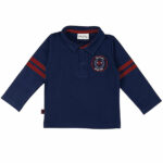 Dit mooie blauwe poloshirtje met lange mouw komt uit de collectie Handsome Academy van Frogs and Dogs. Met dit poloshirtje geef jij je kindje een chique uitstraling. Het poloshirtje heeft op de mouwen 2 orde strepen en op borsthoogte het logo genaaid van de Handsome Academy.