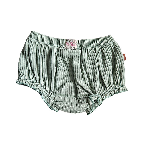 Deze mooie groene bloomer komt uit de Spring Summer Crush collectie van Frogs and Dogs. De bloomer is ook gemaakt van groene rib stof en heeft op de voorzijde de geborduurde besjes. Aan de bovenkant zit een elastische broekrand en de pijpjes zijn 'geborduurd' waardoor je een speelse geschulpte rand krijgt.