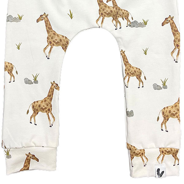 Dit jogger/broekje met de print van giraffen komt uit de collectie van Feathers. Het broekje/jogger is met de hand gemaakt. Het stoere model sluit onder mooi aan. Aan de bovenzijde valt het wat wijder.